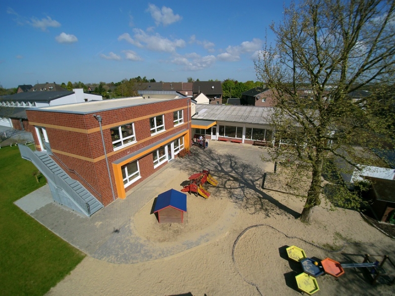 Der Kindergarten mit Außenanlage aus der Vogelperspektive.